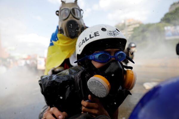 Столкновения протестующих с силами безопасности во время демонстрации против президента Николаса Мадуро в Каракасе, Венесуэла - Sputnik Молдова