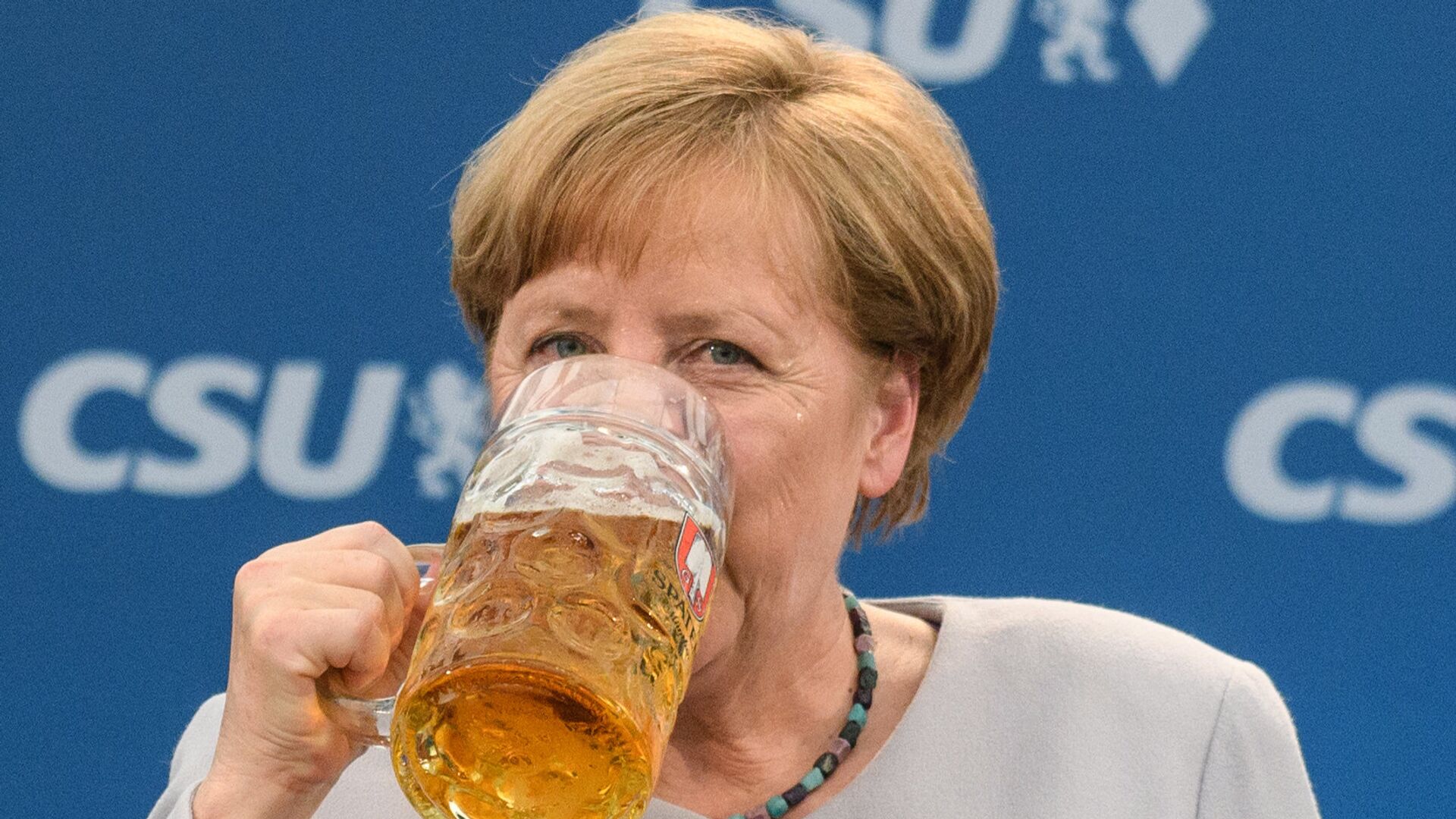 Канцлер Германии Ангела Меркель с бокалом пива после выступления в Мюнхене, Южная Германия - Sputnik Moldova-România, 1920, 26.11.2021