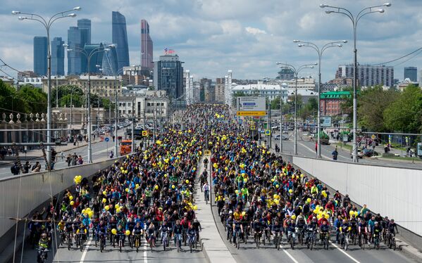 В Москве прошел велопарад, в котором приняли участие около 40 тысяч человек. Эта акция не является спортивной гонкой. Участвовать в мероприятии могут горожане старше 14 лет на разных велосипедах: городских, горных, одноколесных и даже самодельных - Sputnik Молдова