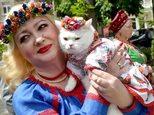 В Украине отметили День вышиванки. Это праздник призван популяризировать украинские традиции и культуру - Sputnik Молдова