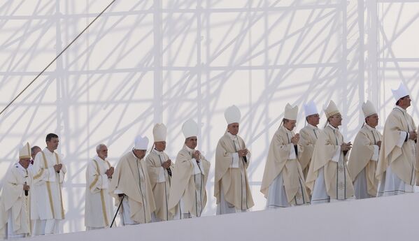 Папа Римский Франциск (внизу слева) и священники прибывают на мессу в Генуе, Италия - Sputnik Молдова