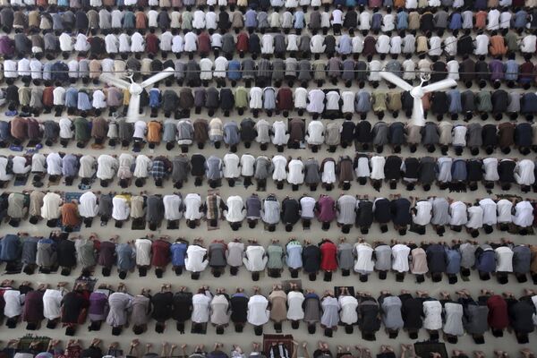 Студенты молятся в первый день Священного месяца Рамадан в исламской школе-интернате в Медане, Северная Суматра, Индонезия - Sputnik Молдова