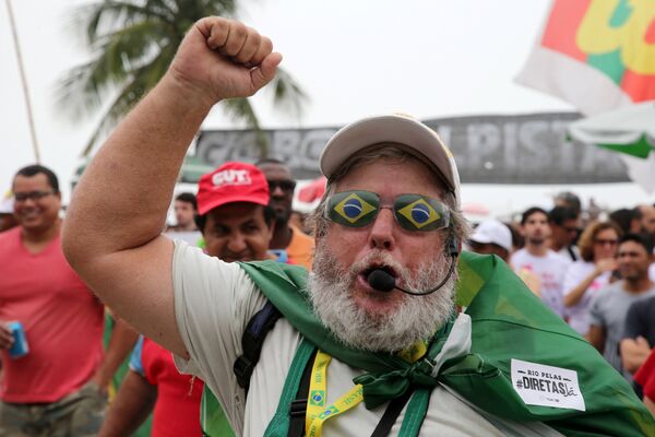 Люди участвуют в акции протеста против президента Мишеля Темера в Рио-де-Жанейро, Бразилия - Sputnik Молдова