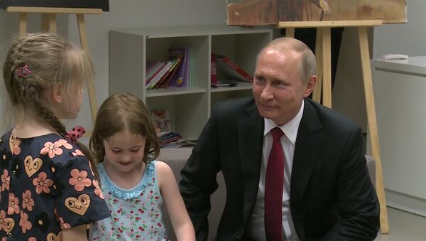 Путин в Париже посетил Российский духовно-культурный центр - Sputnik Молдова