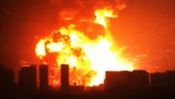 Мощные взрывы на складе опасных веществ в Тяньцзине. Съемки очевидцев - Sputnik Молдова