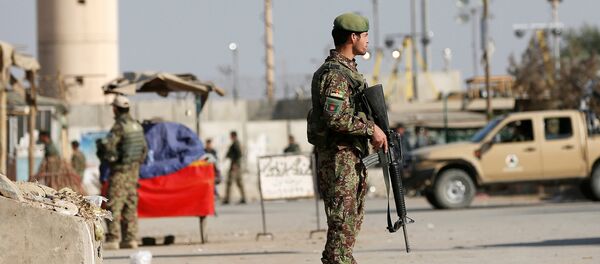 Служащий Национальной армии Афганистана у базы Баграм в Афганистане после взрыва - Sputnik Молдова