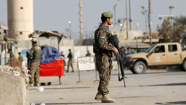 Служащий Национальной армии Афганистана у базы Баграм в Афганистане после взрыва - Sputnik Молдова