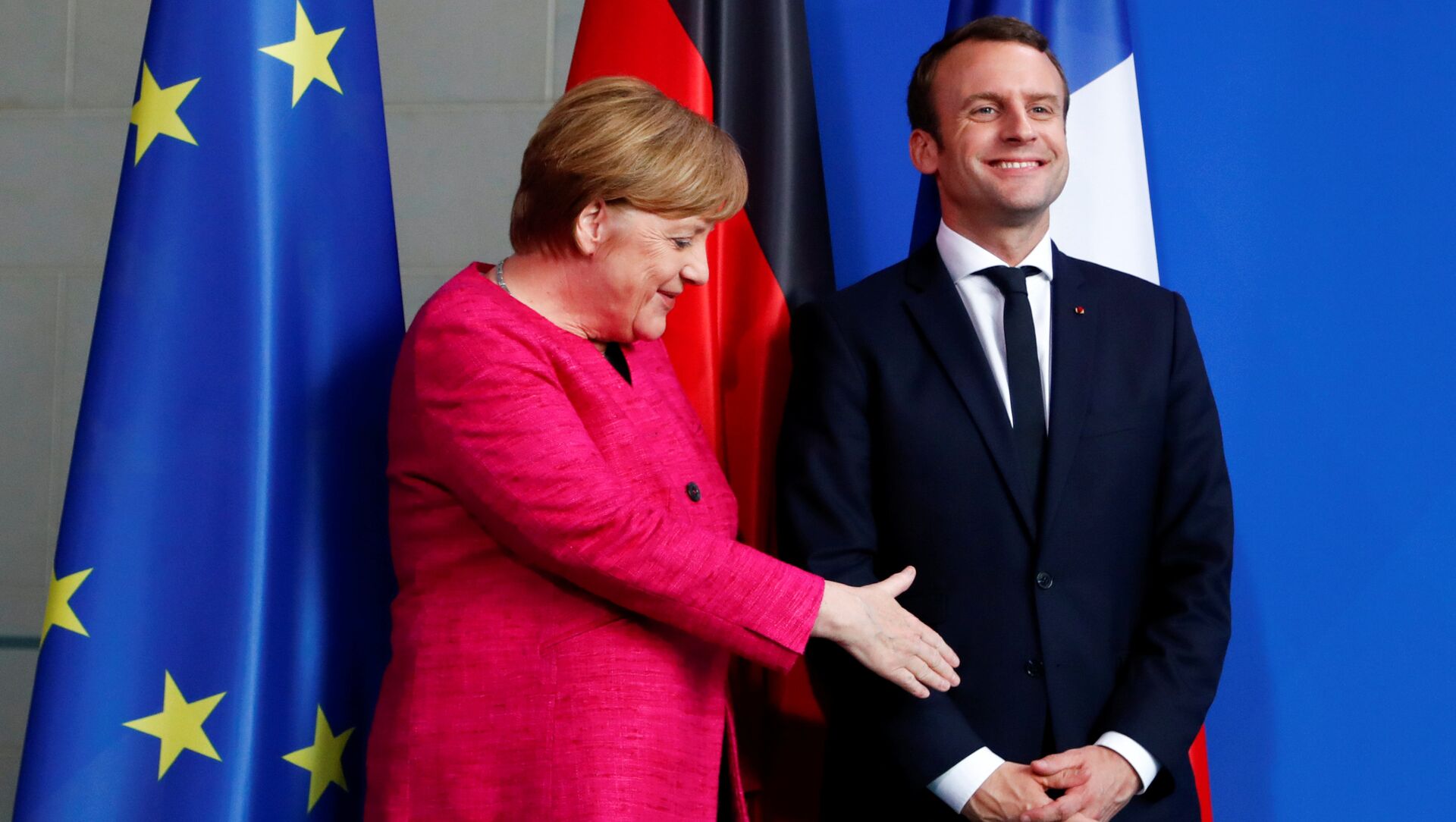 Канцлер Германии Ангела Меркель и президент Франции Эммануэль Макрон, Берлин, Ведомство федерального канцлера Германии, 15 мая 2017 года - Sputnik Moldova, 1920, 07.04.2021