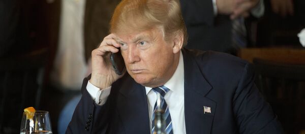 Дональд Трамп говорит по мобильному телефону Дональд Трамп говорит по мобильному телефону - Sputnik Молдова
