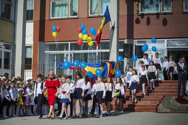На линейку выходят выпускники - Sputnik Молдова