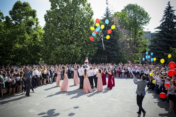 Воздушные шарики взмывают в небо - Sputnik Молдова