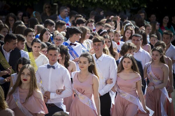 Праздничные ленты украшают платья выпускниц - Sputnik Молдова
