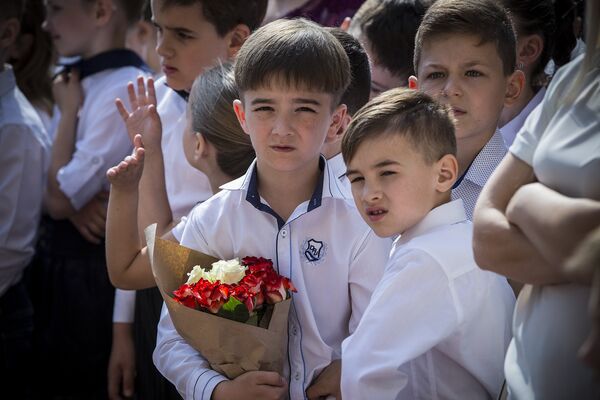 Copii cu buchete de flori. - Sputnik Moldova