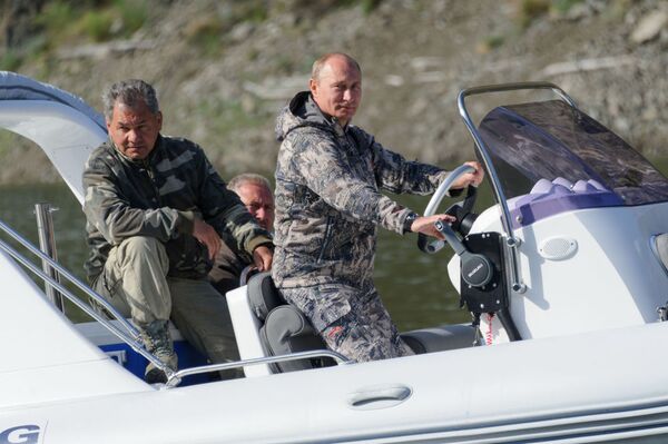 Президент России Владимир Путин и министр обороны РФ Сергей Шойгу во время посещения Государственного природного биосферного заповедника Саяно-Шушенский Президент России Владимир Путин и министр обороны РФ Сергей Шойгу во время посещения Государственного природного биосферного заповедника Саяно-Шушенский - Sputnik Молдова