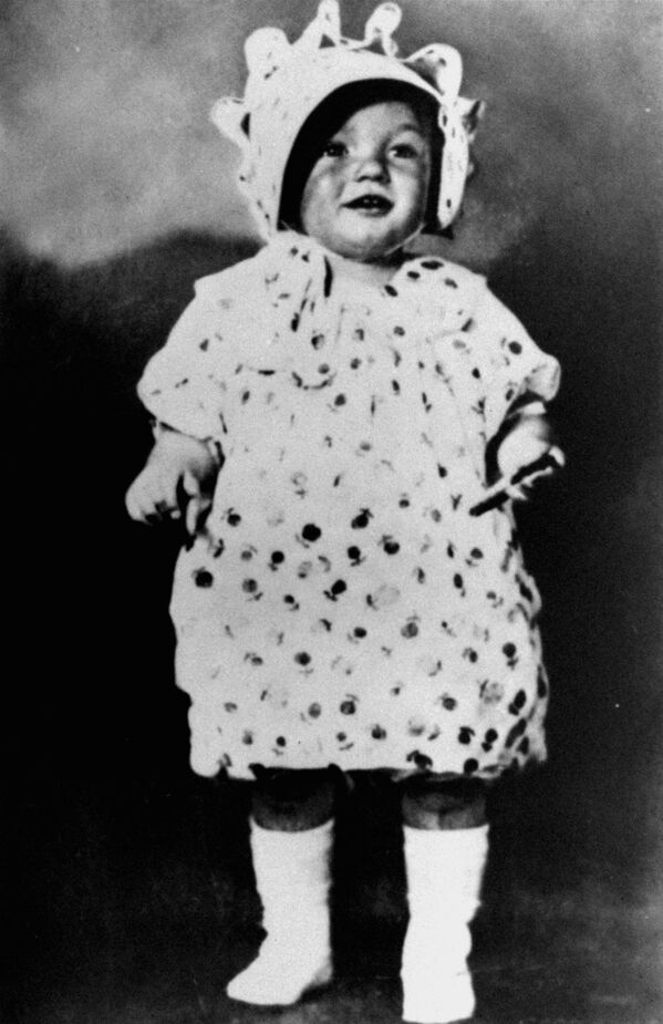 Фотография маленькой Мэрилин Монро, сделанная в 1928 году. Родная мать Мэрилин - киномонтажница Глэдис Перл Бейкер много раз бросала родную дочь. С раннего детства Мэрилин переменила множество семей, в которых воспитывалась. - Sputnik Молдова