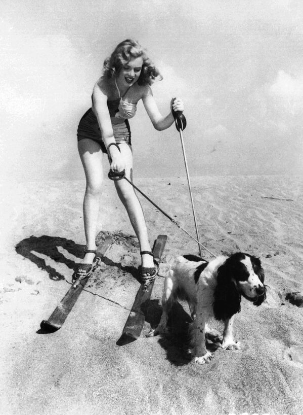 Мэрилин Монро на пляже со своей собакой Руффлсом, 1947 год - Sputnik Молдова