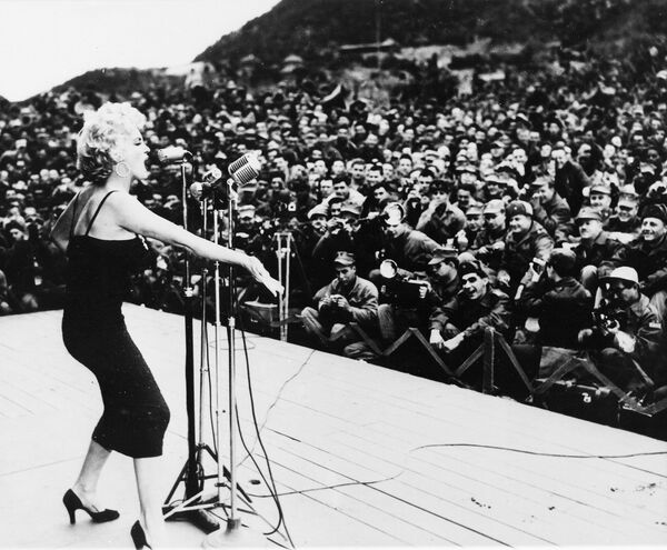 Голливудская звезда Мерилин Монро поет на концерте во время четырехдневного тура по Корее, 1954 год - Sputnik Молдова