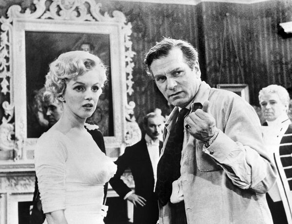 Режиссер Лоуренс Оливье и актриса Мэрилин Монро во время съемок фильма Принц и Танцовщица, 14 августа 1956 года - Sputnik Молдова