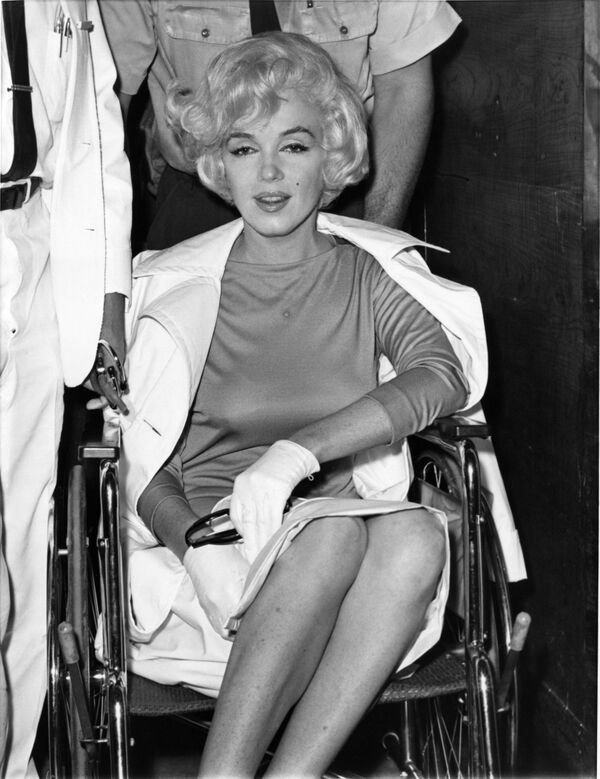 Американская актриса Мэрилин Монро сидит в инвалидной коляске в госпитале Нью-Йорка после операции на желчном пузыре, 1961 год - Sputnik Молдова