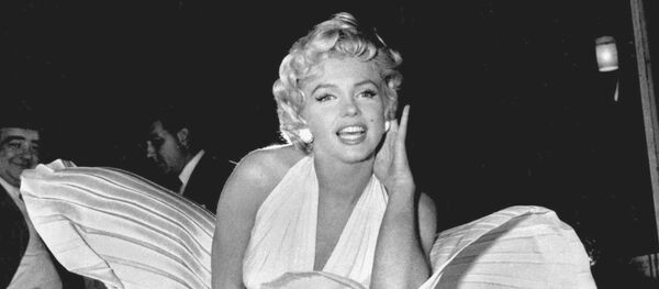 Мэрилин Монро позирует над решеткой Нью-Йоркской подземки, во время съемок фильма Зуд седьмого года, 1954 - Sputnik Молдова