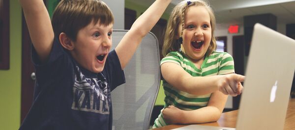 Мальчик с девочкой за ноутбуком - Sputnik Молдова