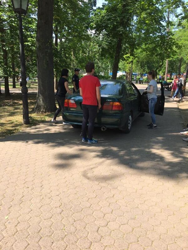 Автомобиль в парке Автомобиль в парке - Sputnik Молдова