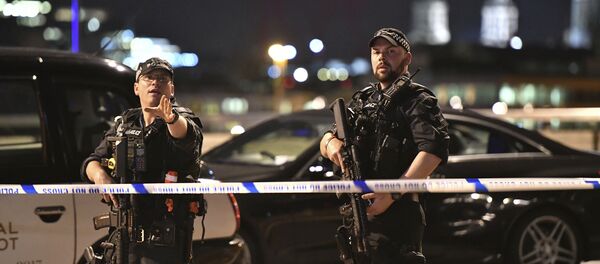Armed Police officers stand guard on London Bridge in central London, Saturday, June 3, 2017. - Sputnik Молдова
