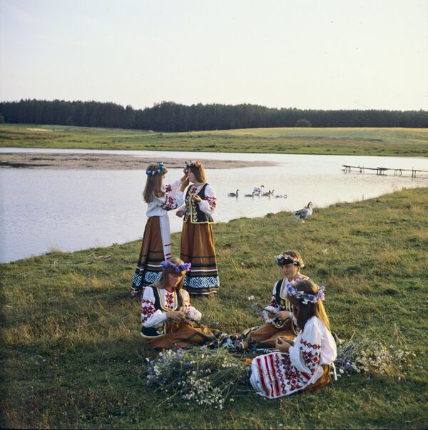 Девушки плетут венки у реки  - Sputnik Молдова