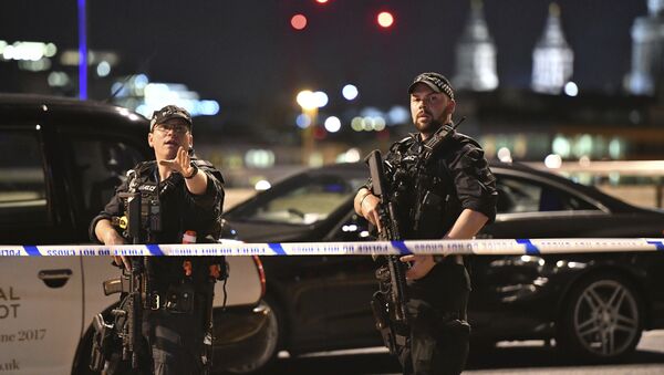 Armed Police officers stand guard on London Bridge in central London, Saturday, June 3, 2017. - Sputnik Moldova