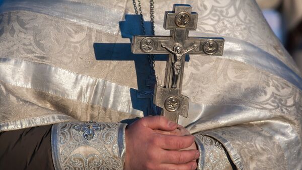 Крест в руках священника - Sputnik Moldova-România