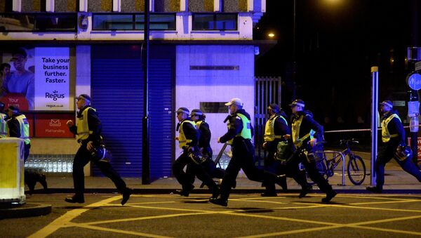 Police attend to an incident on London Bridge in London, Britain, June 3, 2017 - Sputnik Moldova-România