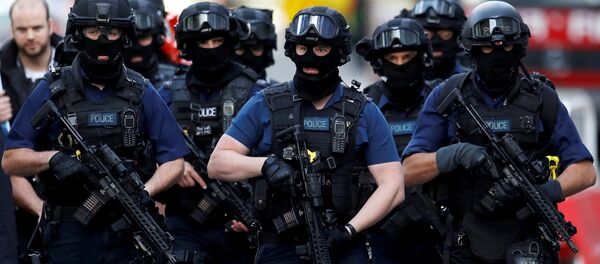 Armed police officers walk near Borough Market after an attack left 7 people dead and dozens injured in London, Britain, June 4, 2017 - Sputnik Moldova-România