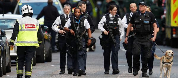Armed police officers walk outside Borough Market after an attack left 6 people dead and dozens injured in London, Britain, June 4, 2017 - Sputnik Moldova-România
