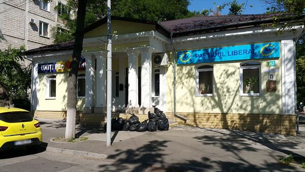 Saci cu gunoi aduși in fața sediului Partidului Liberal - Sputnik Молдова