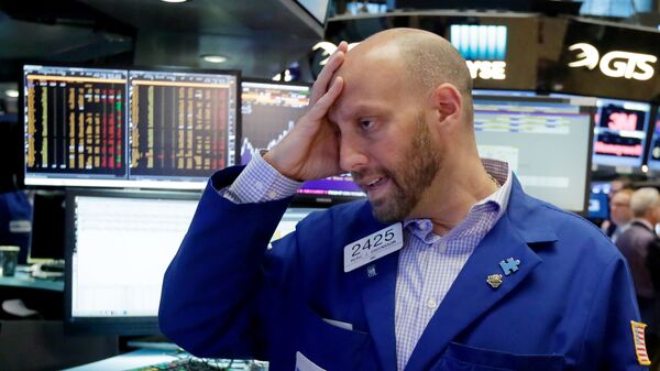Specialist Meric Greenbaum works at his post on the floor of the New York Stock Exchange, Friday, June 24, 2016. U.S. stocks are plunging in early trading after Britons voted to leave the European Union. - Sputnik Moldova-România