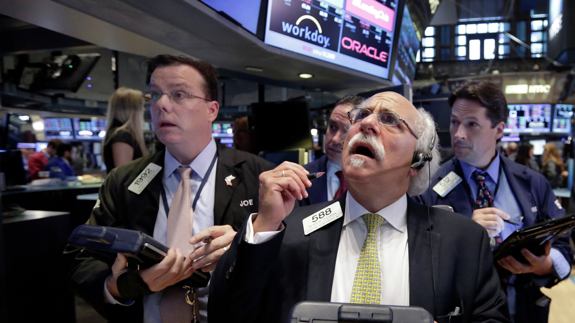 Peter Tuchman, foreground right, works with fellow traders on the floor of the New York Stock Exchange, Monday, Aug. 24, 2015 - Sputnik Moldova-România, 1920, 21.09.2021