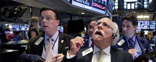 Peter Tuchman, foreground right, works with fellow traders on the floor of the New York Stock Exchange, Monday, Aug. 24, 2015 - Sputnik Moldova-România