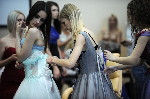 Модели в гримерной перед началом показа коллекции одежды в рамках Крымской недели моды Crimean Fashion Week в Севастополе - Sputnik Молдова