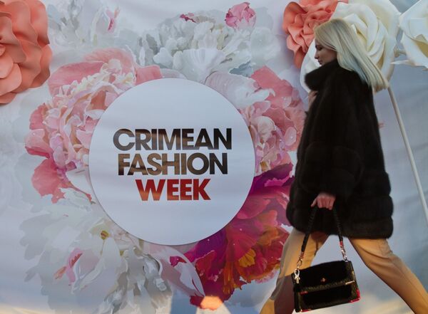 Модель во время показа коллекции одежды в рамках Крымской недели моды Crimean Fashion Week в Севастополе - Sputnik Молдова