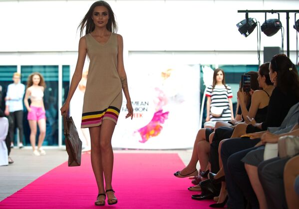 Модель во время показа коллекции одежды в рамках Крымской недели моды Crimean Fashion Week в Севастопол - Sputnik Молдова