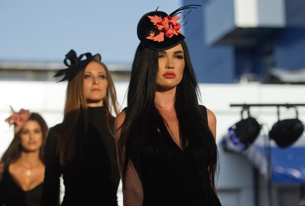 Модели во время показа коллекции одежды в рамках Крымской недели моды Crimean Fashion Week в Севастополе - Sputnik Молдова