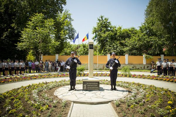 Памятник сотрудникам Пограничной полиции МВД Молдовы - Sputnik Молдова