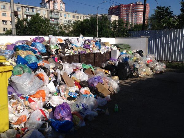 Tomberoane cu gunoi în Chișinău Tomberoane cu gunoi în Chișinău - Sputnik Moldova-România