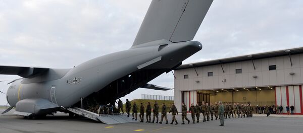 Personnel of the 51st squadron Immelmann enter an Airbus A400M military aircraft before taking off from the German army Bundeswehr airbase in Jagel, northern Germany, December 10, 2015. Germany deploys two Tornado reconnaissance jets and 40 troops to Turkey to back the fight against the Islamic State group in Syria - Sputnik Moldova-România