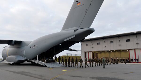 Personnel of the 51st squadron Immelmann enter an Airbus A400M military aircraft before taking off from the German army Bundeswehr airbase in Jagel, northern Germany, December 10, 2015. Germany deploys two Tornado reconnaissance jets and 40 troops to Turkey to back the fight against the Islamic State group in Syria - Sputnik Moldova-România