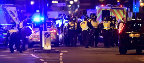 Police attend to an incident on London Bridge in London, Britain, June 3, 2017 - Sputnik Moldova-România