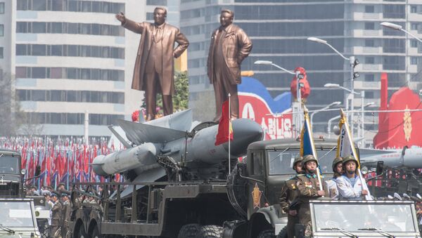 Зенитно-ракетный комплекс (ЗРК) С-200 Корейской народной армии во время парада, приуроченного к 105-й годовщине со дня рождения основателя северокорейского государства Ким Ир Сена, в Пхеньяне - Sputnik Молдова