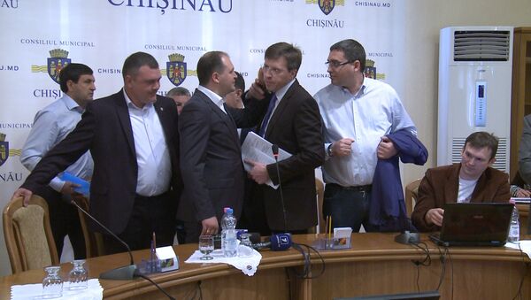 Chirtoacă este tras de ureche de un deputat în timpul şedinţei CMC - Sputnik Moldova-România