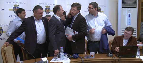 Депутат и кандидаты в мэры устроили драку в мунсовете Кишинева Депутат и кандидаты в мэры устроили драку в мунсовете Кишинева - Sputnik Молдова