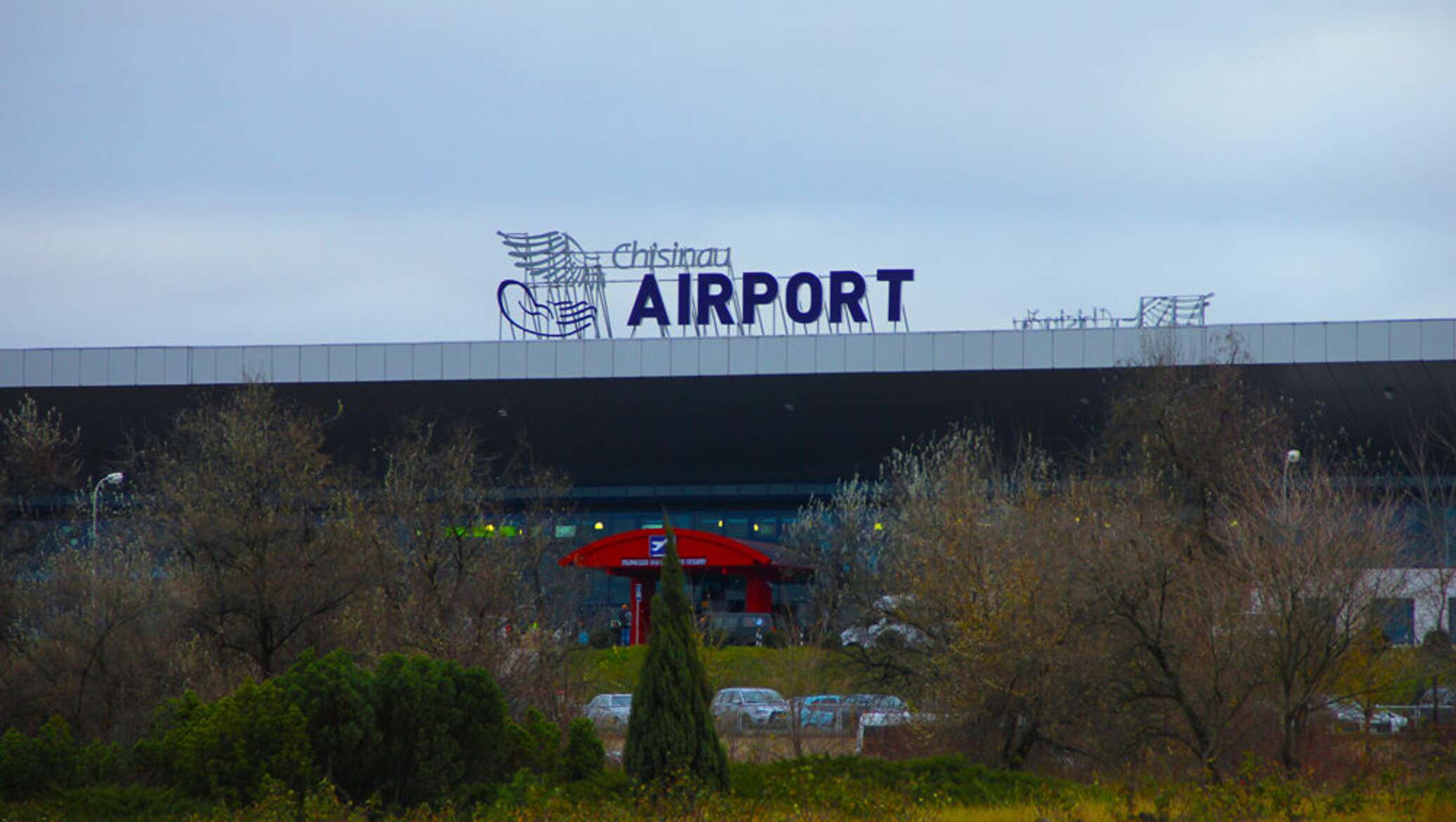 Аэропорт кишинев сегодня. Аэропорт Кишинев. Приднестровье аэропорт. Аэропорт Кишинев фото. Аэропорт Молдова внутри.